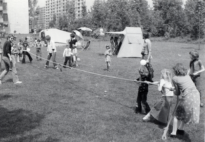 600154 Afbeelding van het spel touwtrekken tijdens het jaarlijkse feest van de bewoners van de experimentele flats in ...